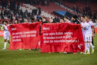 Les joueurs valaisans ont déployé une banderole en direction de leurs supporters après la victoire face à YB, le dernier match de l'année à Tourbillon.